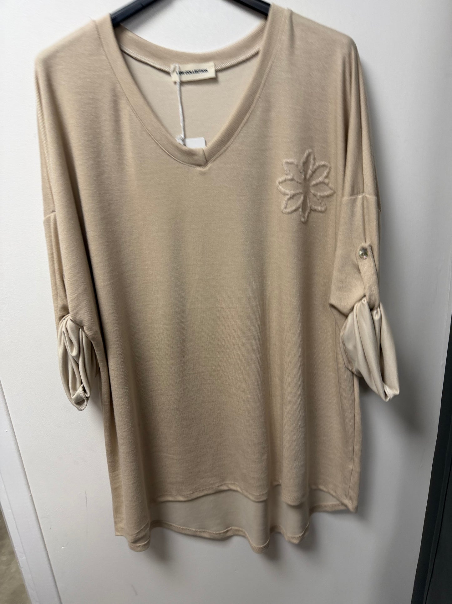 Top Fluide à Col V et Détail Fleur Brodée