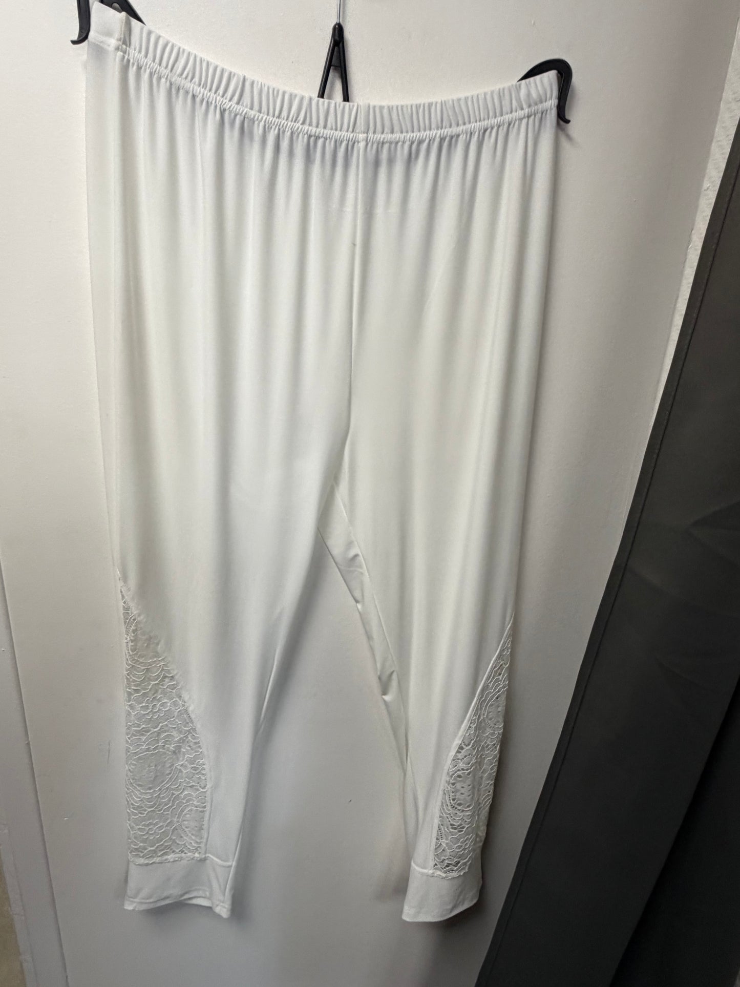 Legging Confort & Détails Dentelle – L’Essentiel Féminin