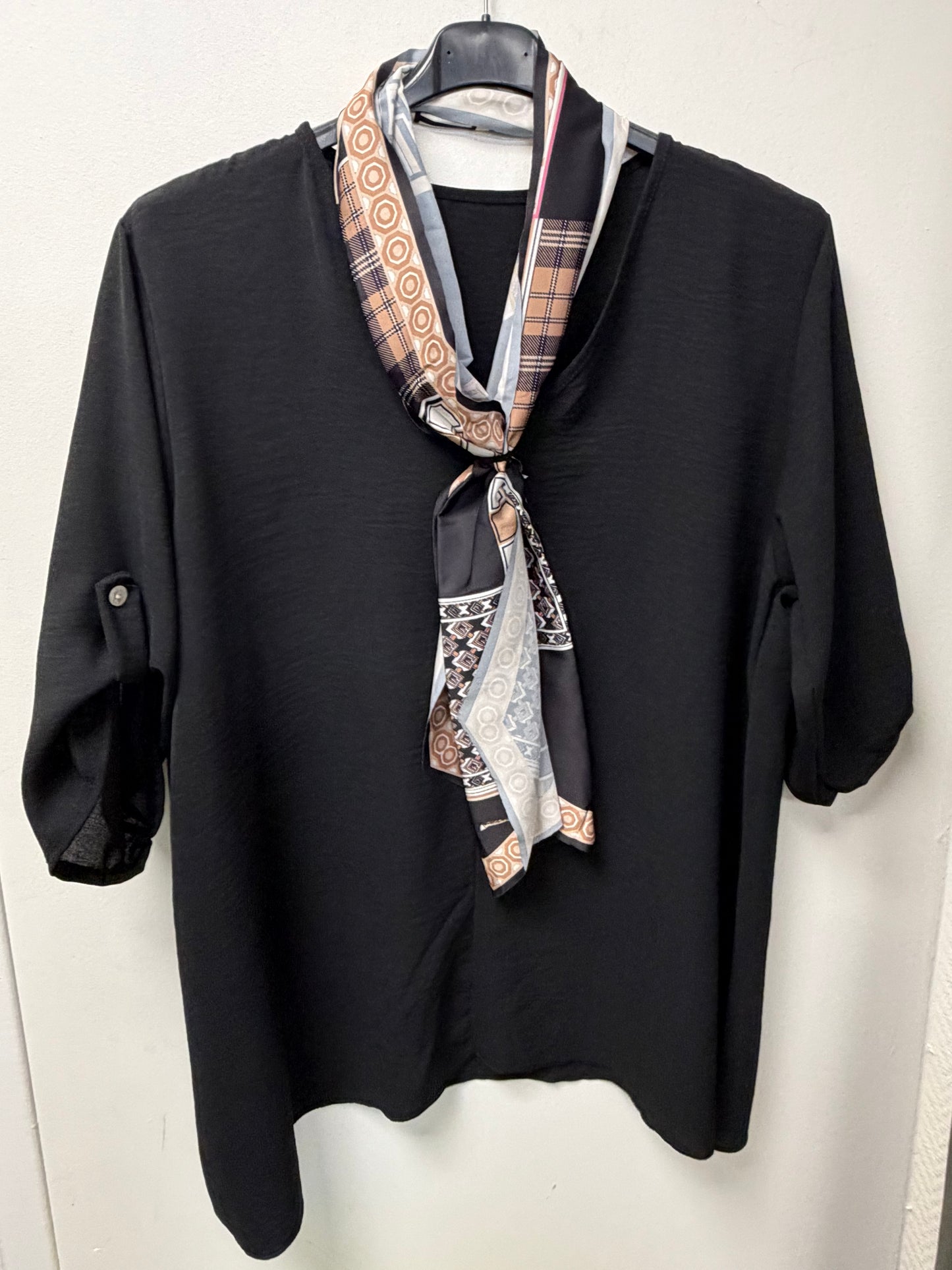 Top Noir à Manches Retroussables avec Foulard. 1299