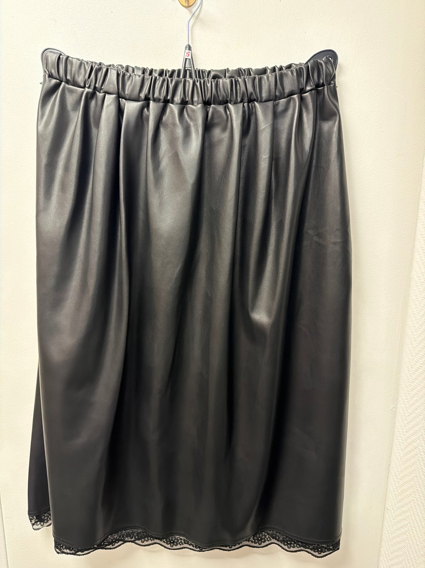 Jupe Midi Simili-Cuir Noire avec Bordure Dentelle