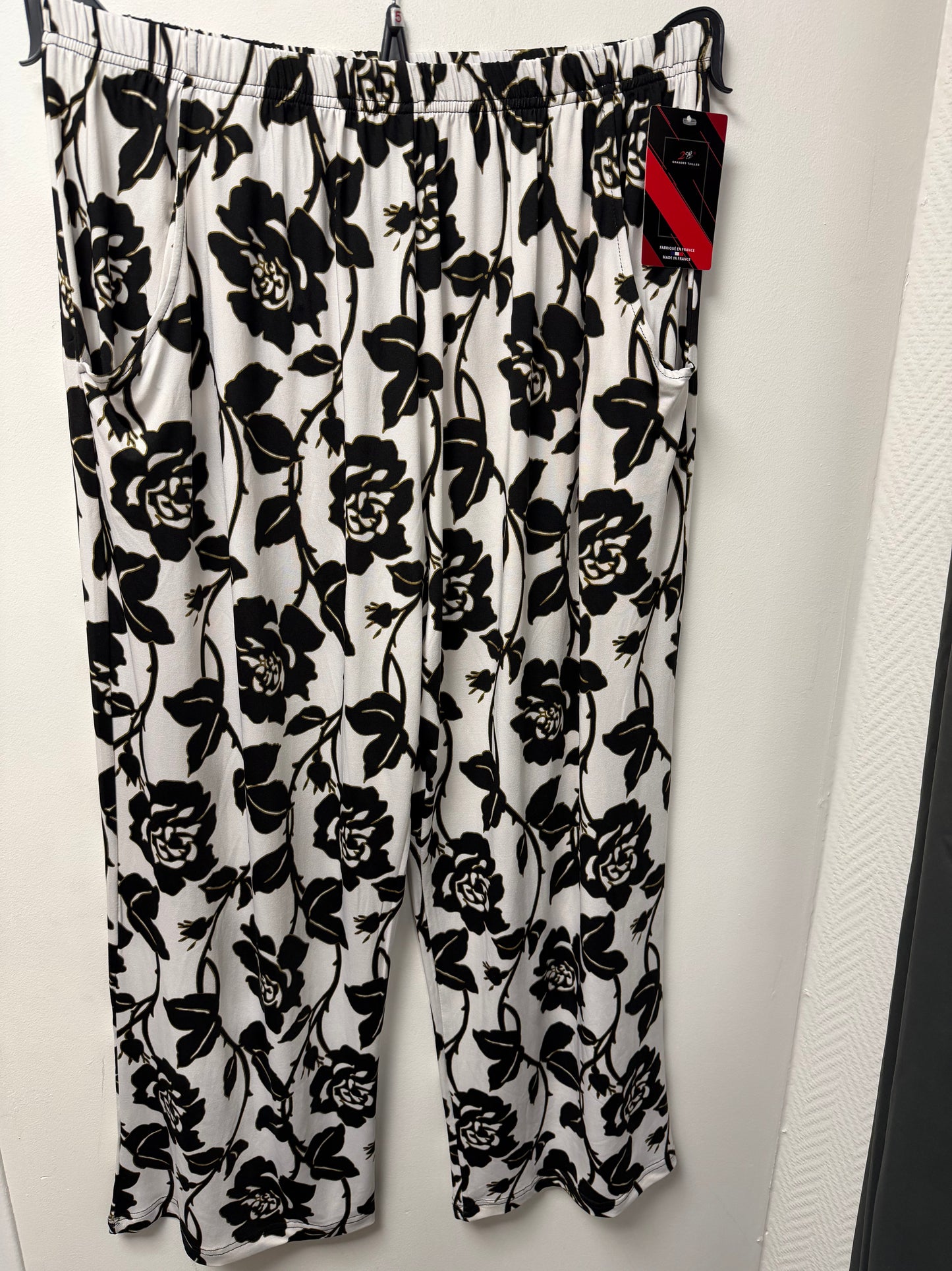 P2220 Pantalon Large à Motif Floral Noir & Blanc – Confort et Élégance