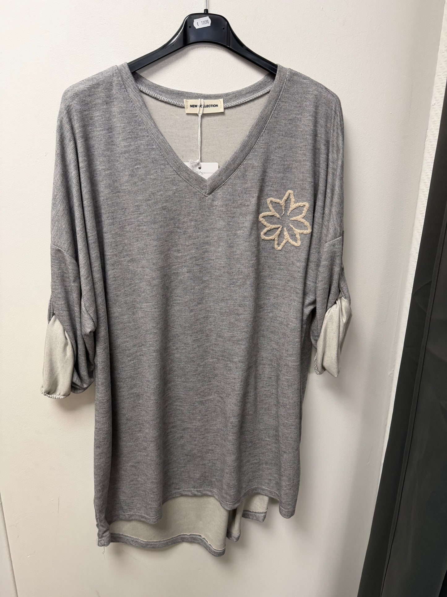 Top Fluide à Col V et Détail Fleur Brodée
