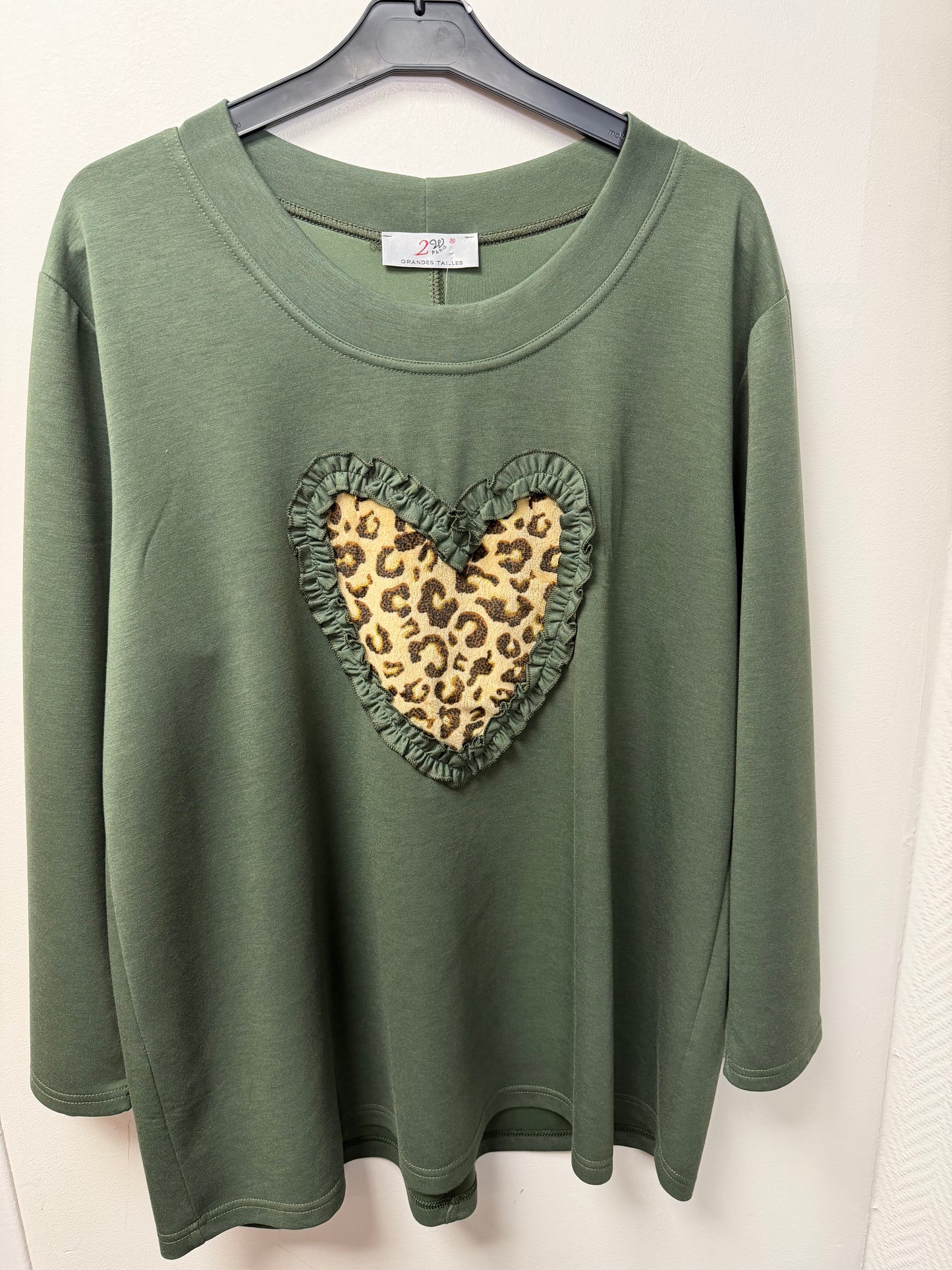 Top Fluide Col Rond – Motif Cœur Léopard à Volants