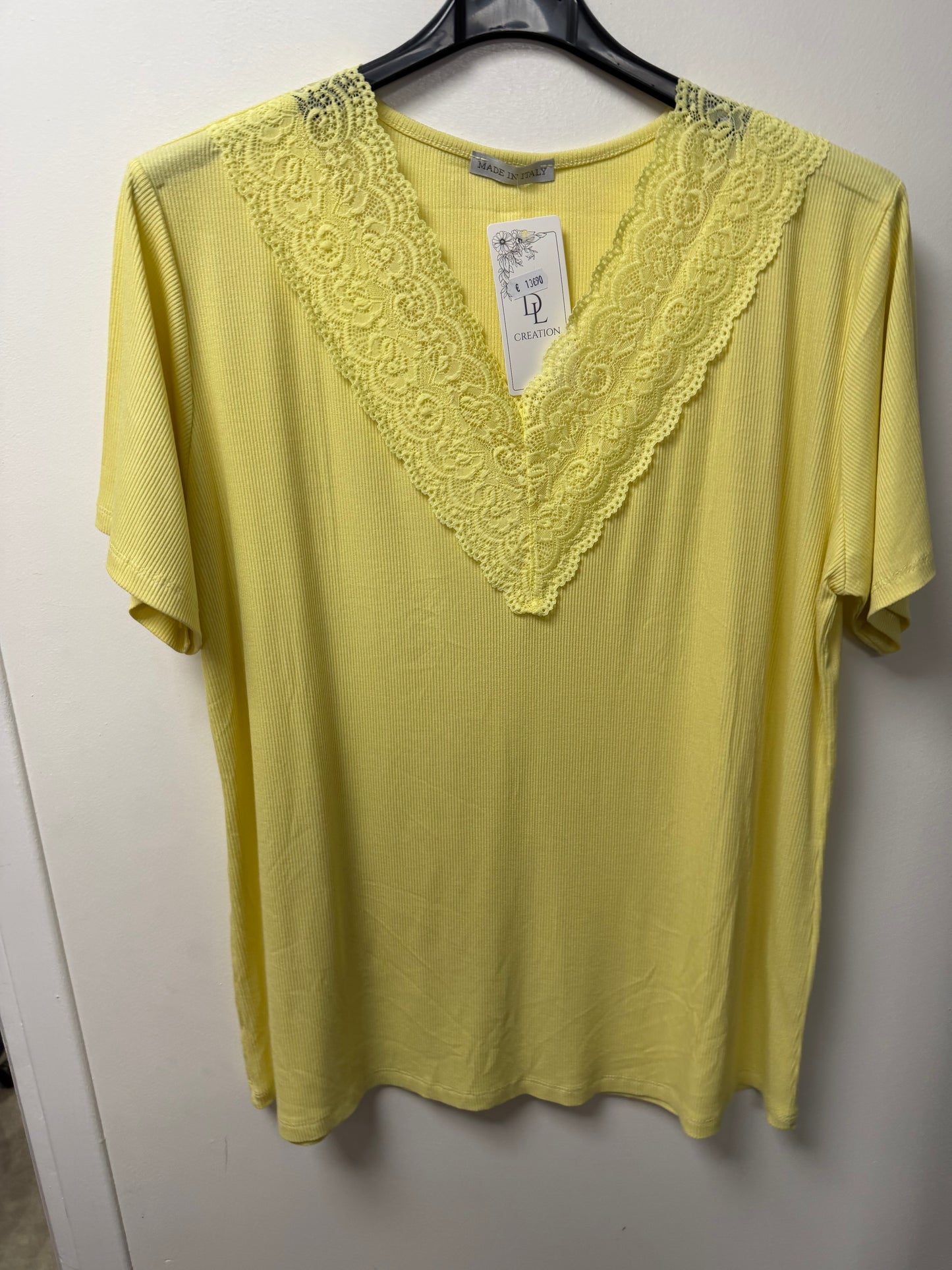 T-shirt col V dentelle