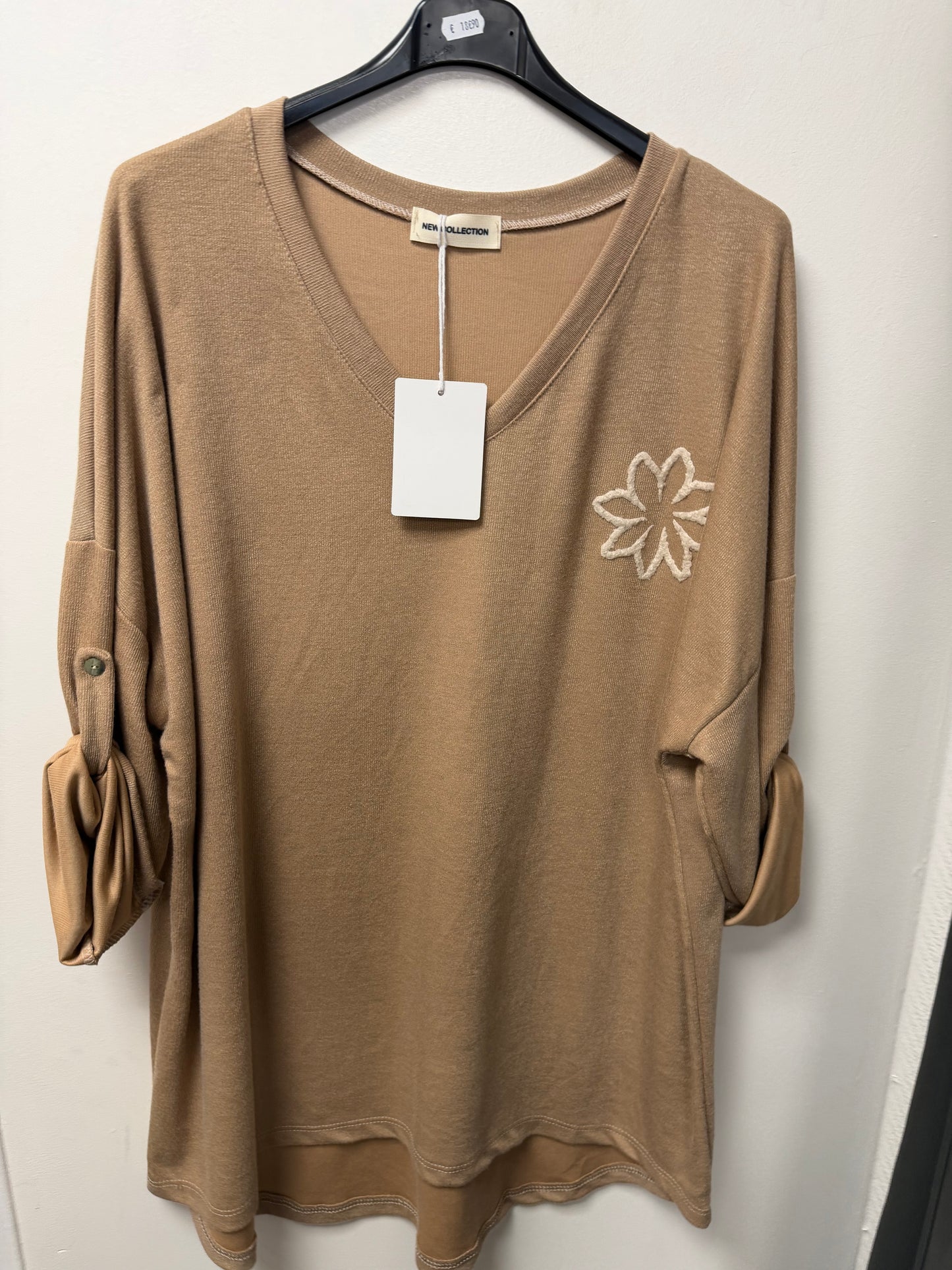 Top Fluide à Col V et Détail Fleur Brodée