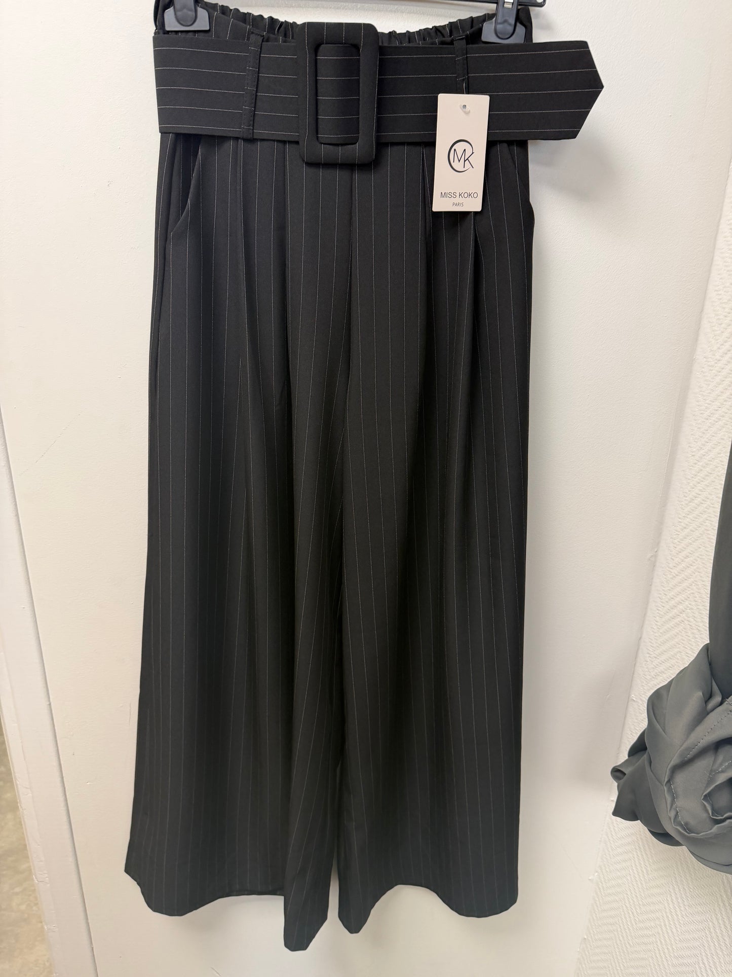 Pantalon large à rayures et ceinture assortie  0555