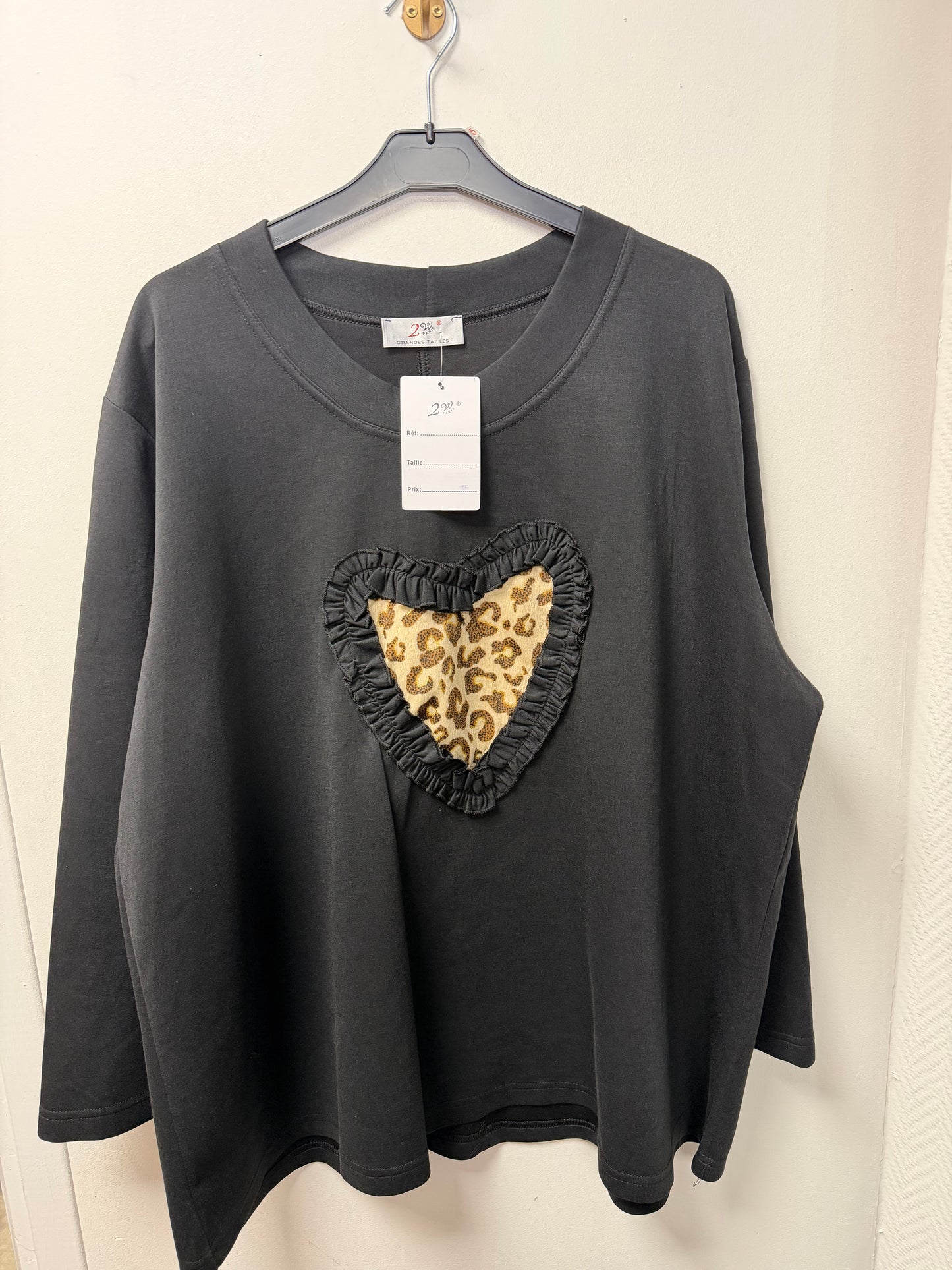 Top Fluide Col Rond – Motif Cœur Léopard à Volants