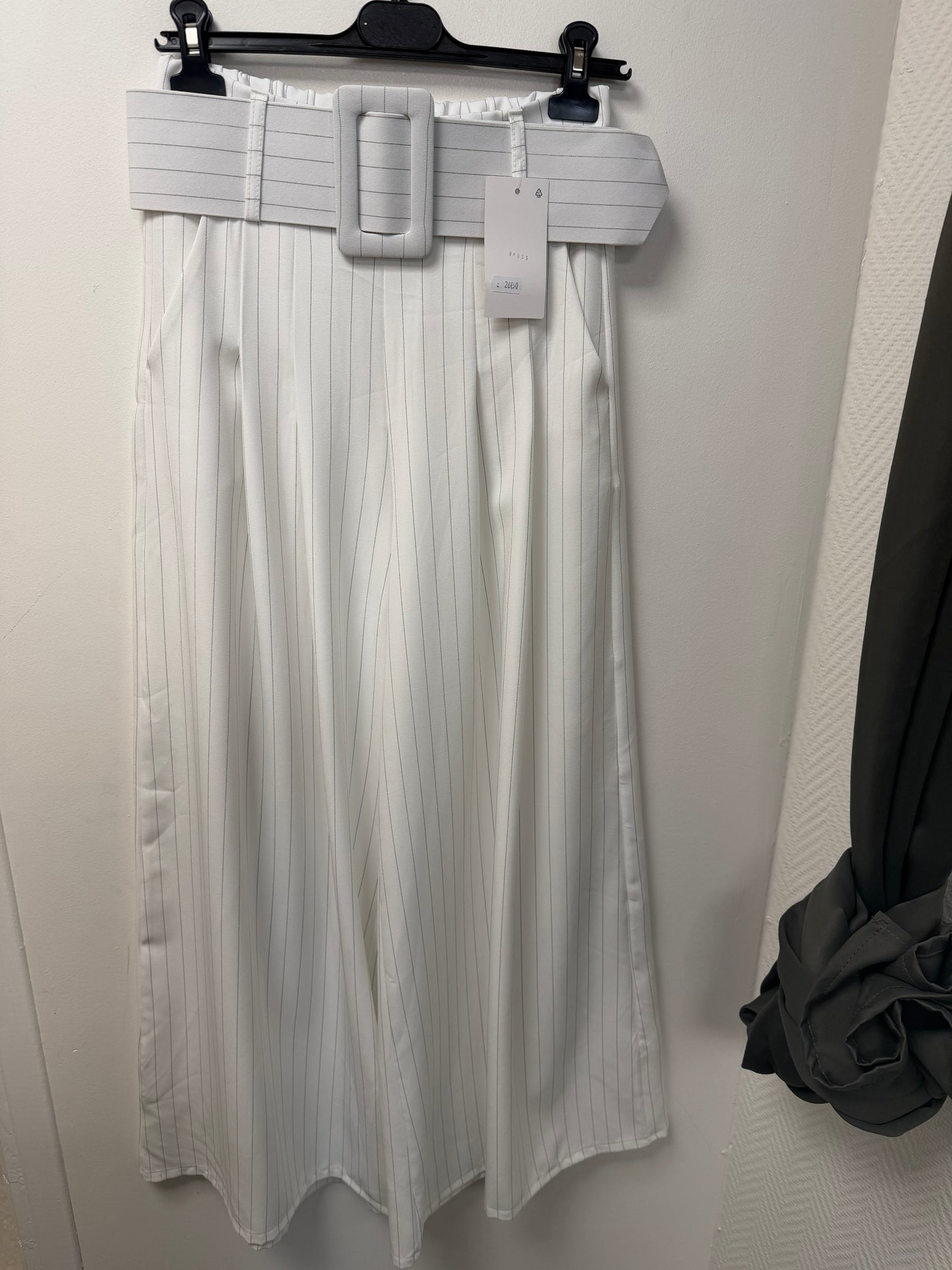 Pantalon large à rayures et ceinture assortie  0555