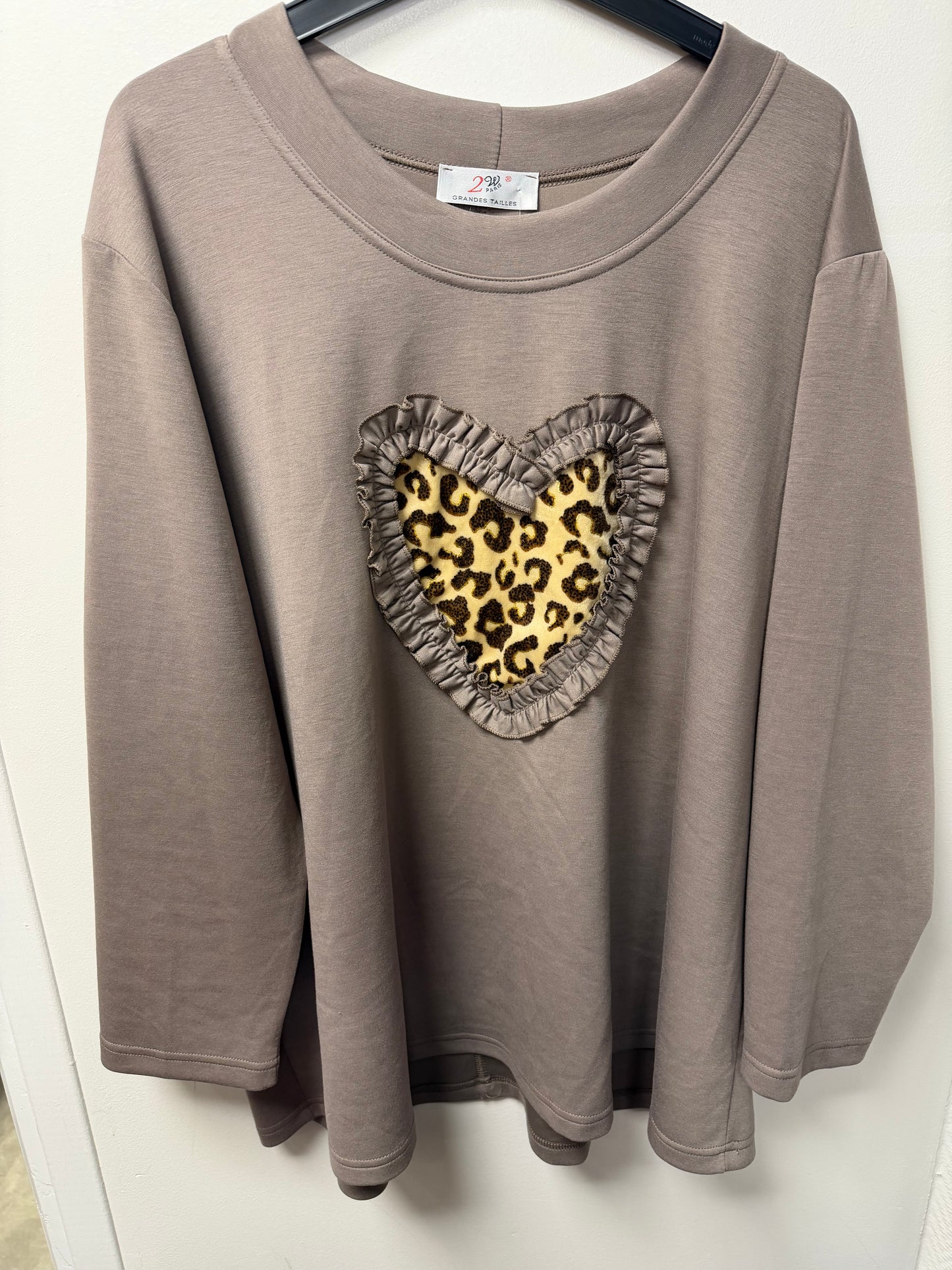 Top Fluide Col Rond – Motif Cœur Léopard à Volants