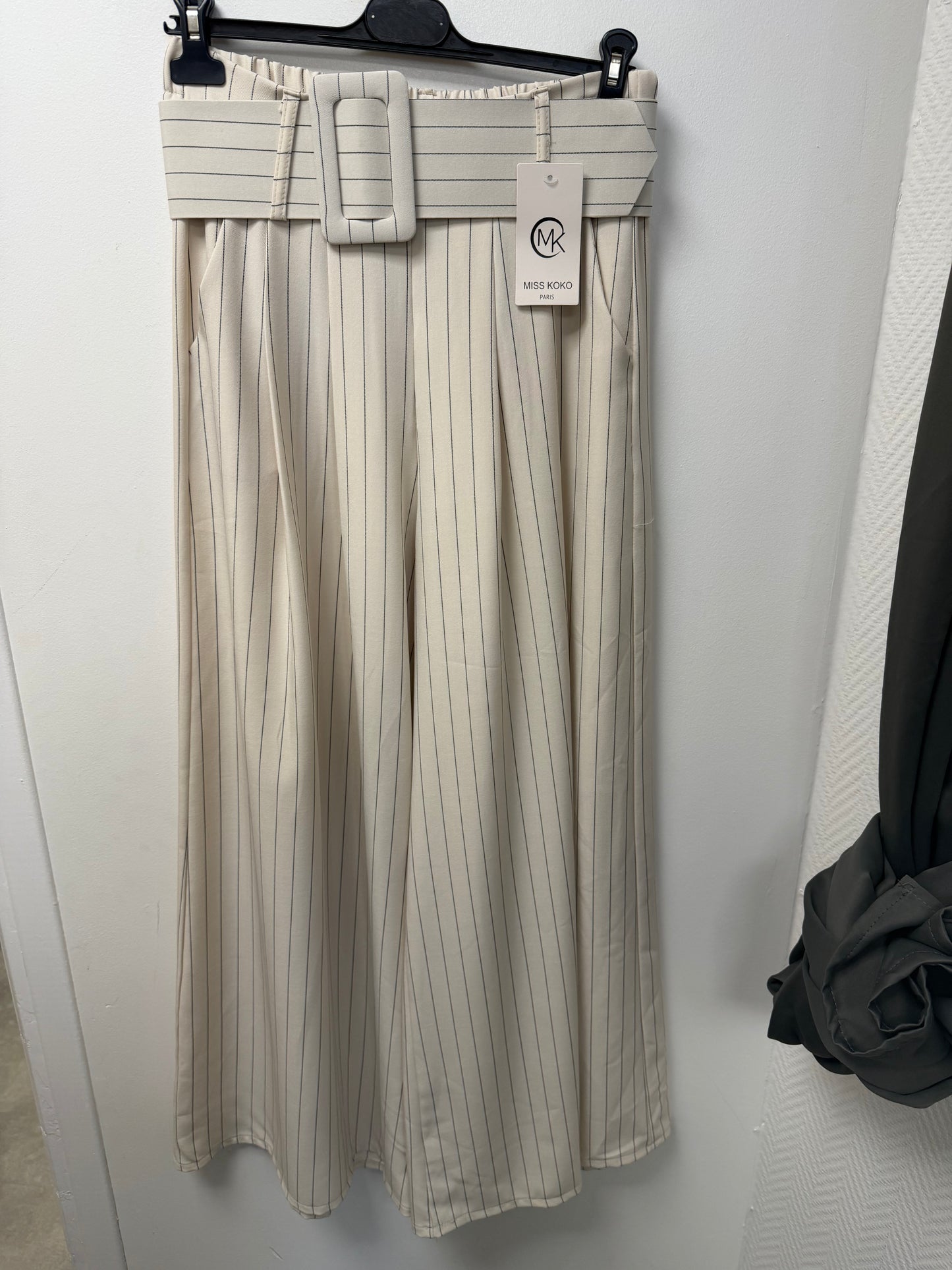 Pantalon large à rayures et ceinture assortie  0555