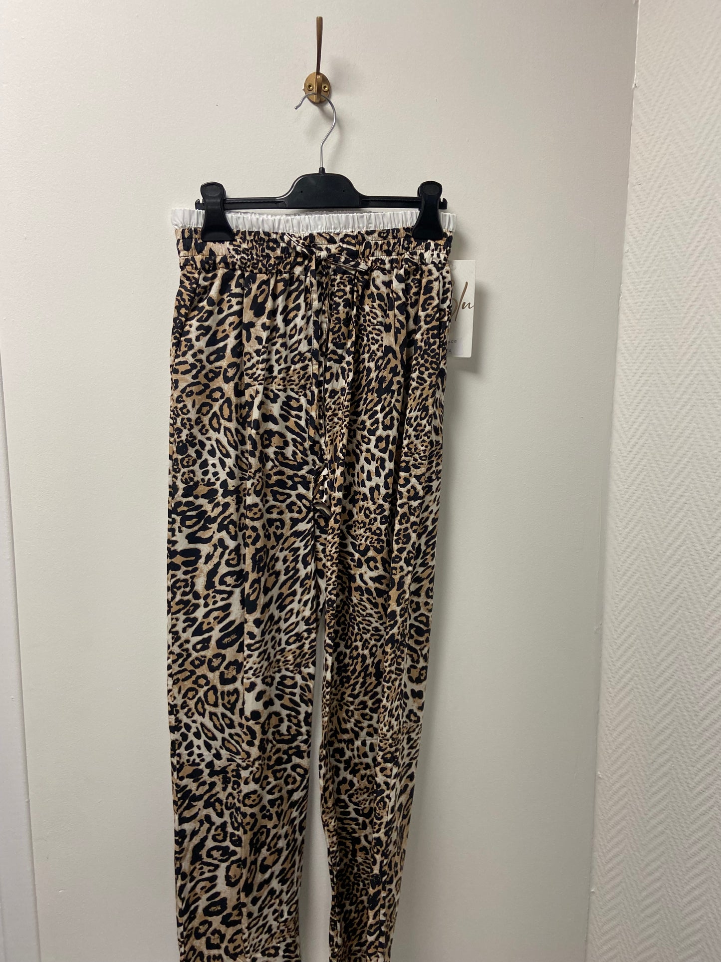 Pantalon léopard. MODÈLE ÉMILIE