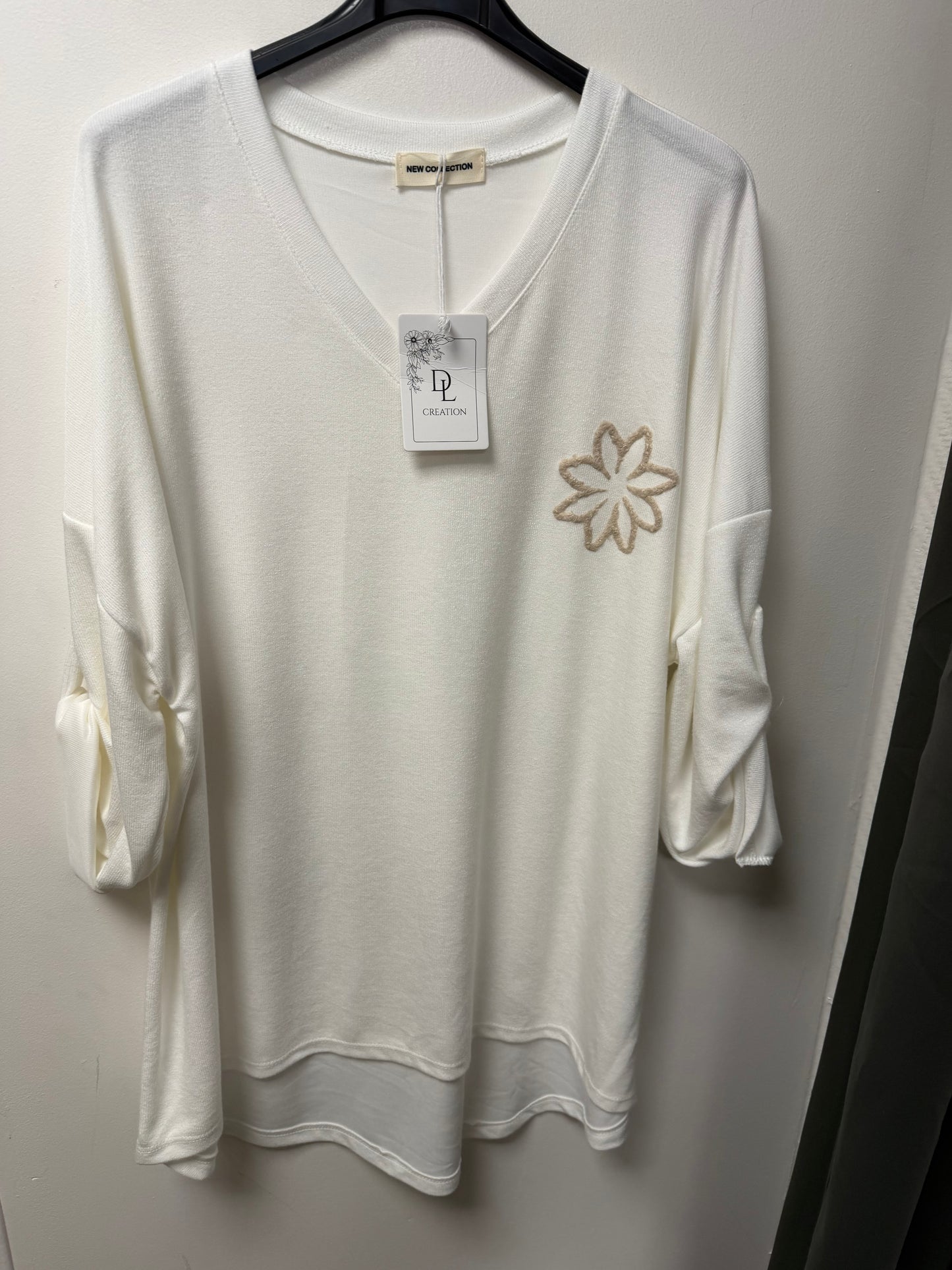 Top Fluide à Col V et Détail Fleur Brodée