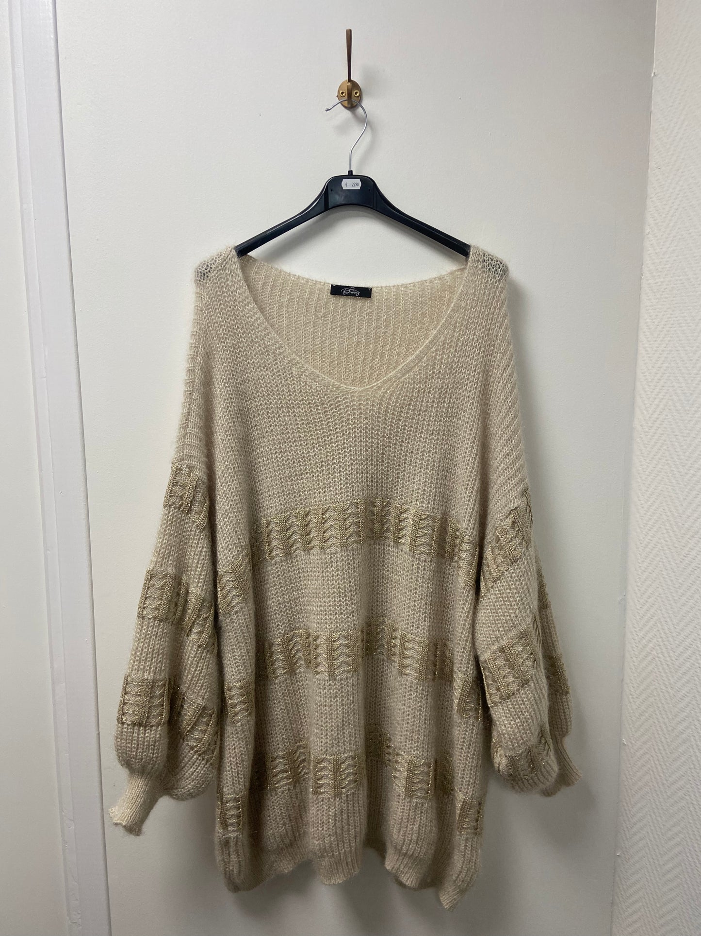 Pull long motif bandes doré. MODÈLE MORGANE