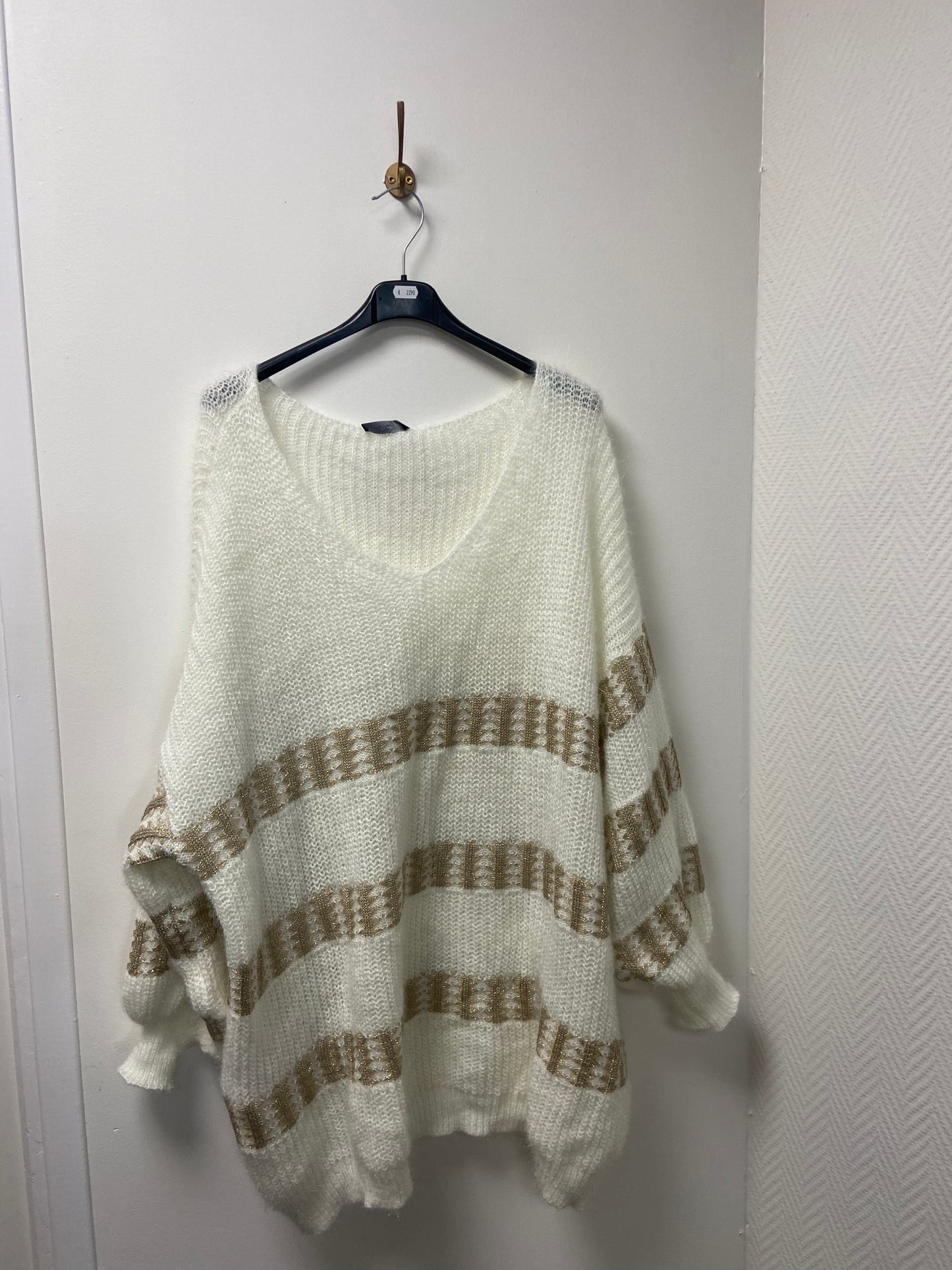 Pull long motif bandes doré. MODÈLE MORGANE